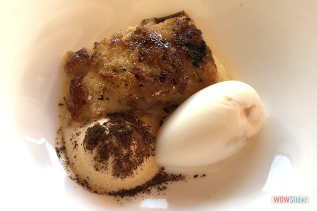 Torrija caramelizada con helado de nata