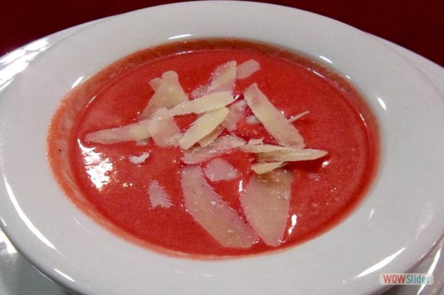 Salmorejo de remolacha con lascas de queso de cabra