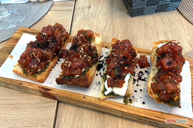 Tostas de tartar de at�n con burrata