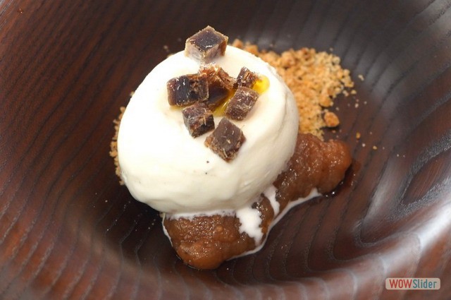 helado de parmesano con mermelada de membrillo y dados de mojama de at�n