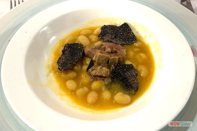 Pochas con morros de ternera