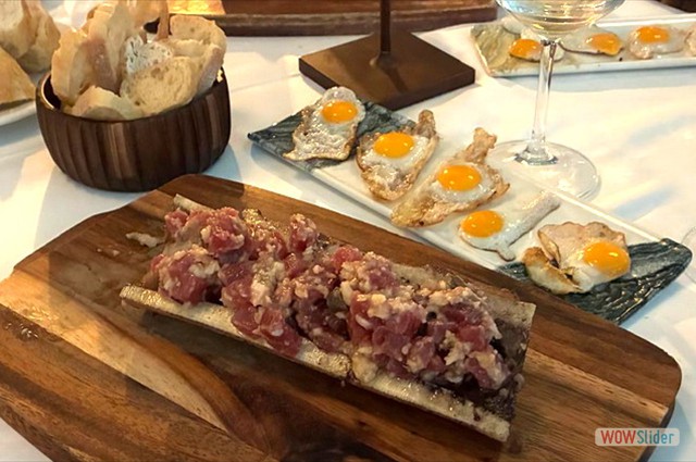 Tartar de At�n, tuetano y huevo codorniz