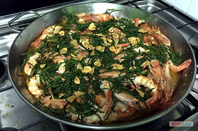 Gambones al ajillo con Salicornia